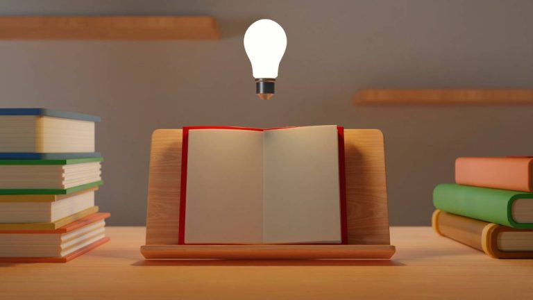 un livre sur une table avec une ampoule au-dessus