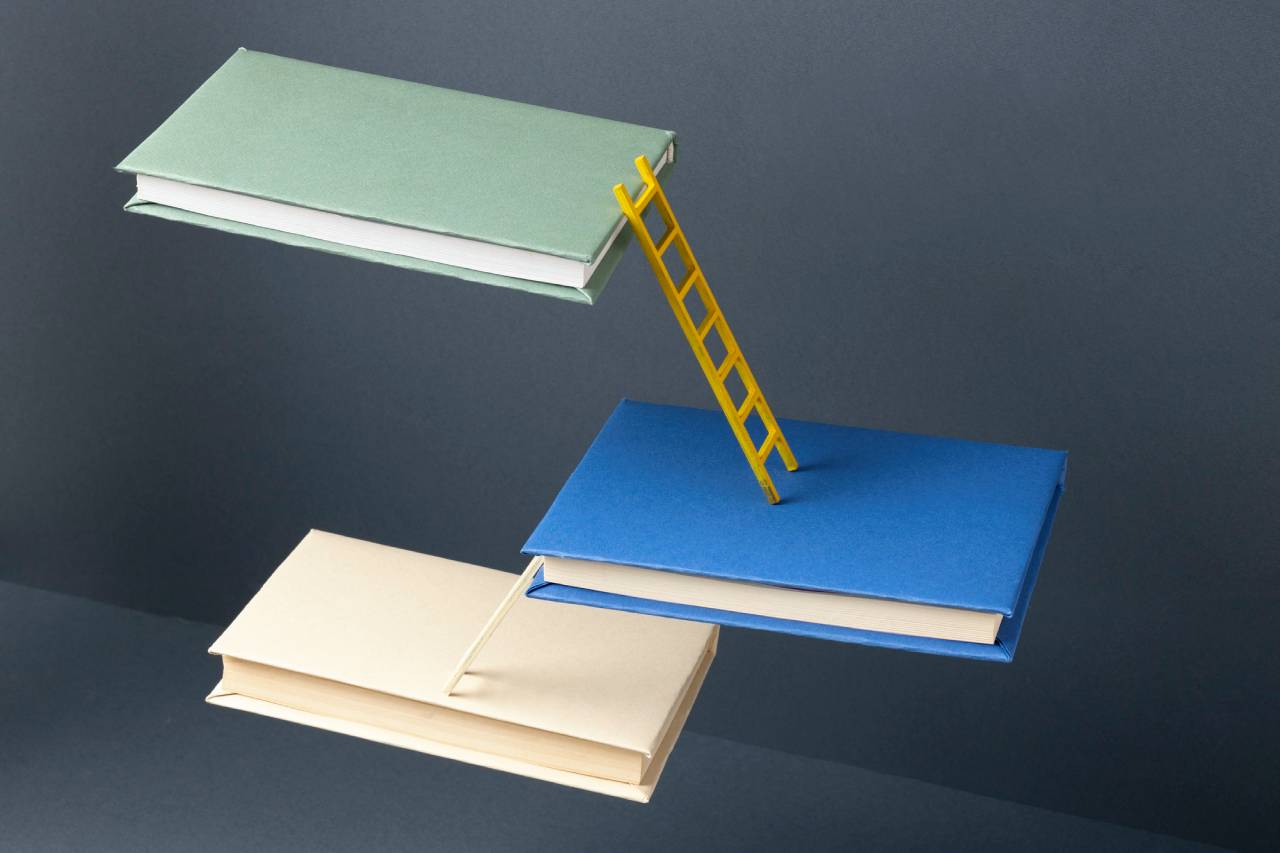 una escalera sobre libros